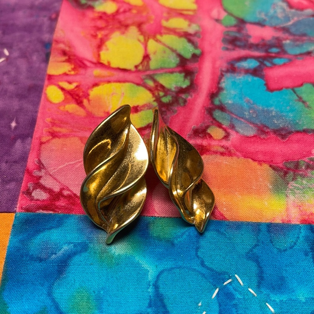Avon gold leaf vintage earrings